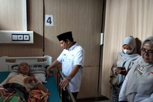 Jenguk Pasien, Dedy Pastikan RSHD Pertahankan Akreditasi Paripurna